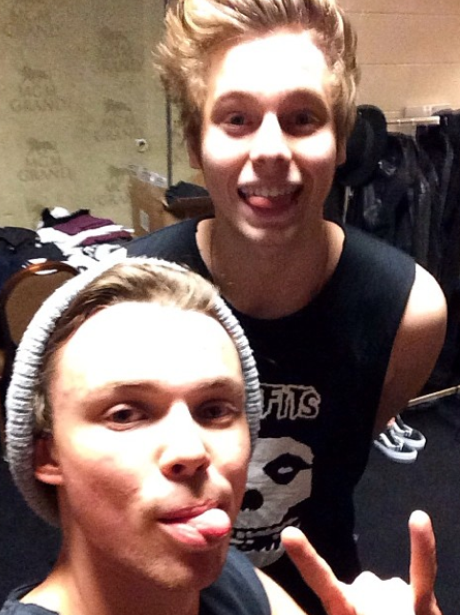 5 Seconds Of Summer take a selfie after Billboard Music Awards 2014