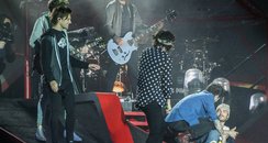 One Direction's Liam Payne falls on stage