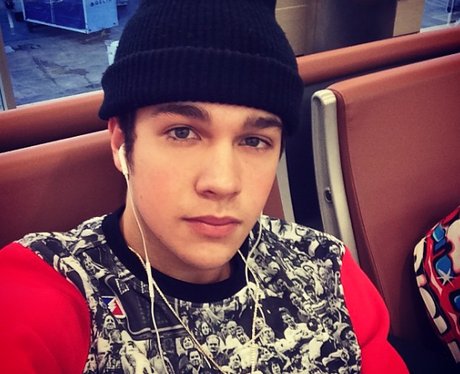 Austin Mahone selfie in airport