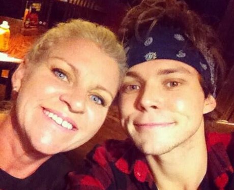 Ashton 5SOS and mum