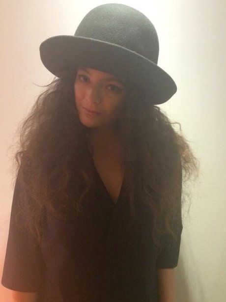 Lorde wearing a giant hat
