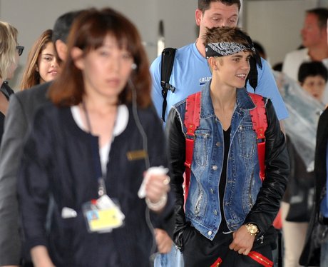 Justin Bieber and Selena Gomez at the airport