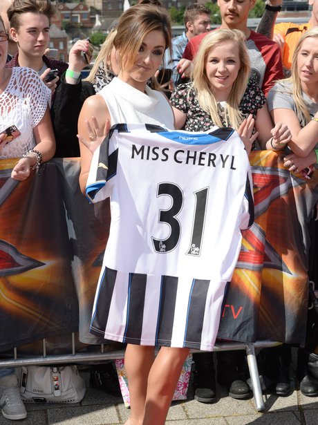 Cheryl Cole given a football short by fans