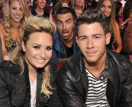 Demi Loavto getting photobombed