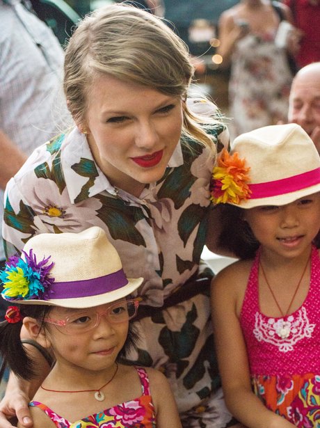 Taylor Swift with young fans