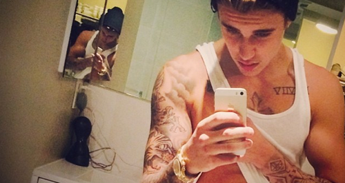 Justin Bieber shows off his abs