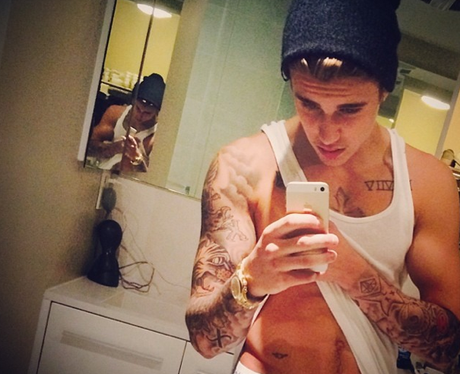 Justin Bieber shows off his abs