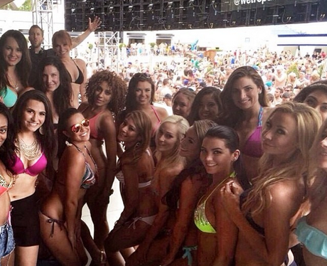 Calvin Harris photobomb