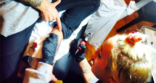 Miley Cyrus tattooing
