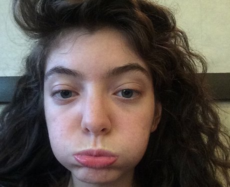 Lorde selfie without make up