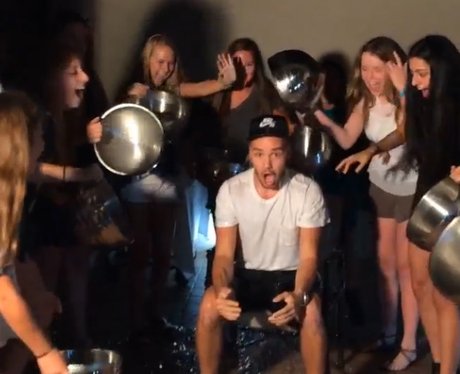 Liam Payne does ice bucket challenge