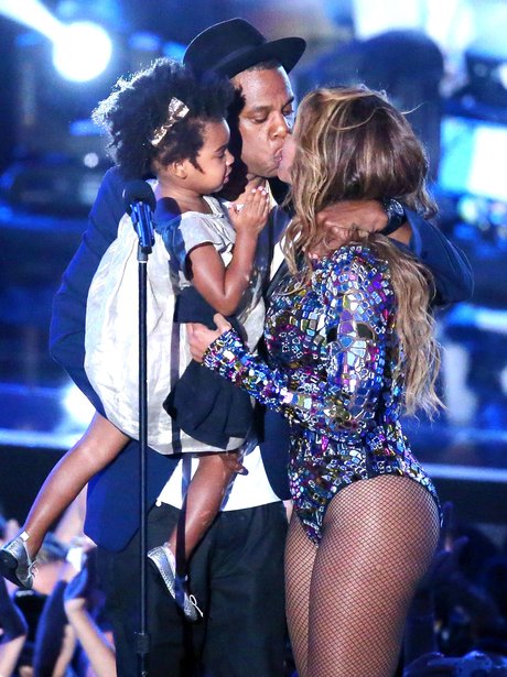 Jay Z kissing Beyonce at MTV VMAs 2014