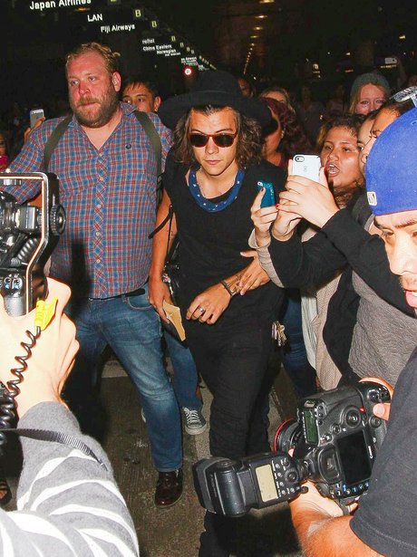 Harry Styles mobbed at the airport