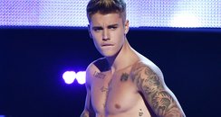 Justin Bieber strips on stage at Fashion Rocks 