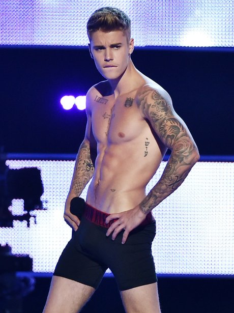Justin Bieber strips on stage at Fashion Rocks 