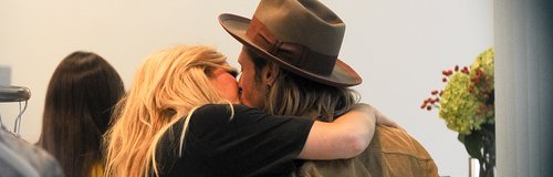 Ellie Goulding and Dougie Poynter kiss 