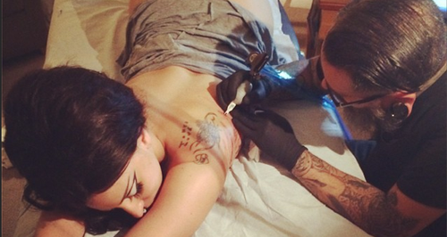 Lady gaga Getting Tattoo
