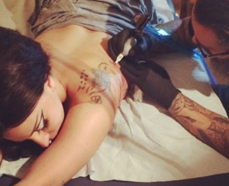 Lady gaga Getting Tattoo