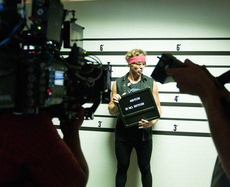Ashton knows how to WERK for the camera - Looking Good, 5SOS! 26 Behind