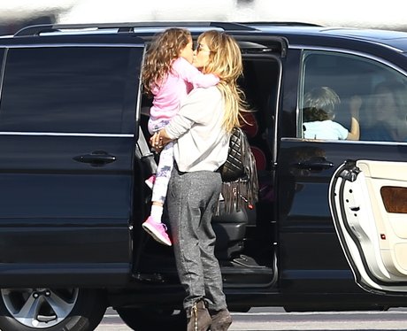 Jennifer Lopes kisses child