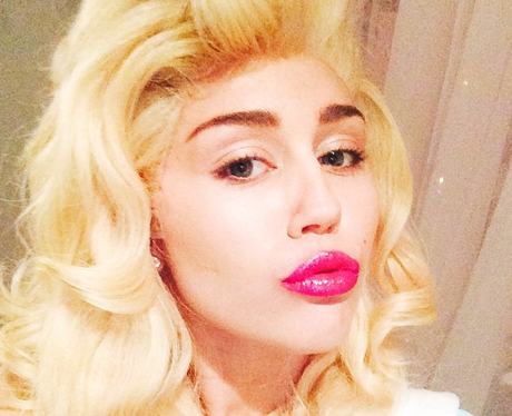 Miley Cyrus wearign a wig