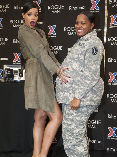 Rihanna holds fans pregnant belly