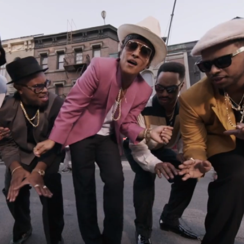 Funk feat bruno mars. Bruno Mars Funk Uptown танец. Uptown Funk pk Ferg. Культовые образы из клипов Uptown Funk. Simpsons Uptown Funk.