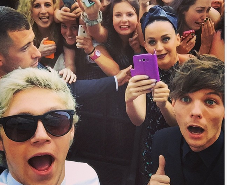 Niall, Louis and Katy Perry Photobomb