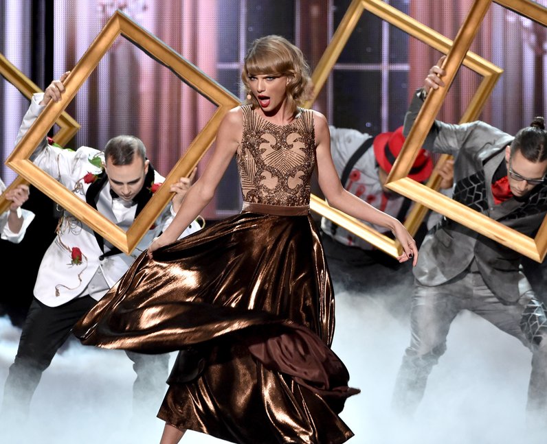 Taylor Swift performs at the American Music Awards