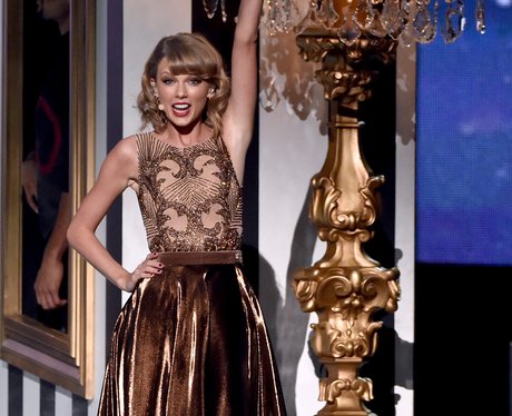 Taylor Swift performs at the American Music Awards