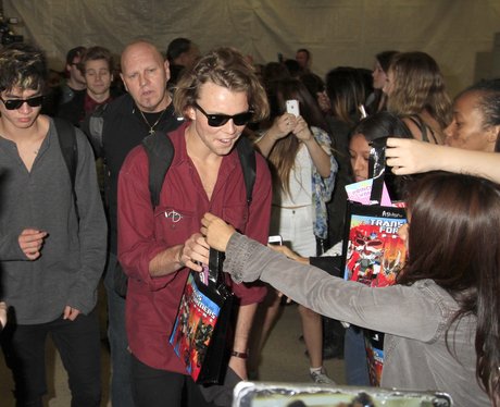 5sos mobbed at the airport