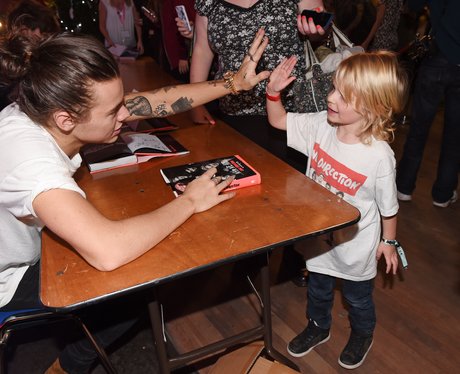 Harry Styles high fives a Young Fan