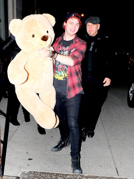 Michael Clifford carries giant teddy bear for Tayl