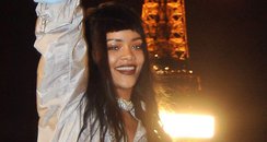 Rihanna surrounded fans at the eiffel tower 