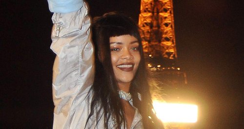 Rihanna surrounded fans at the eiffel tower 