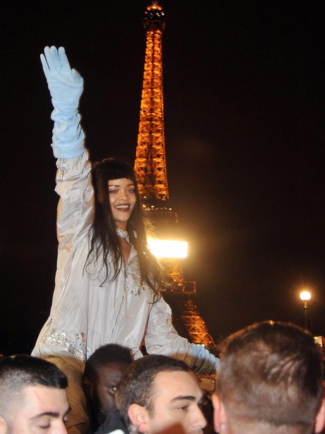 Rihanna surrounded fans at the eiffel tower