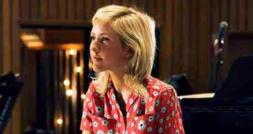 Ellie Goulding on the piano 