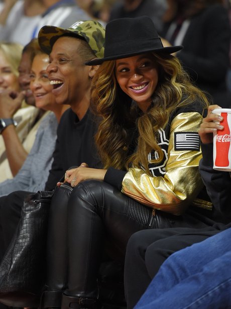 Jay-Z and Beyonce watch the Los Angeles Clippers
