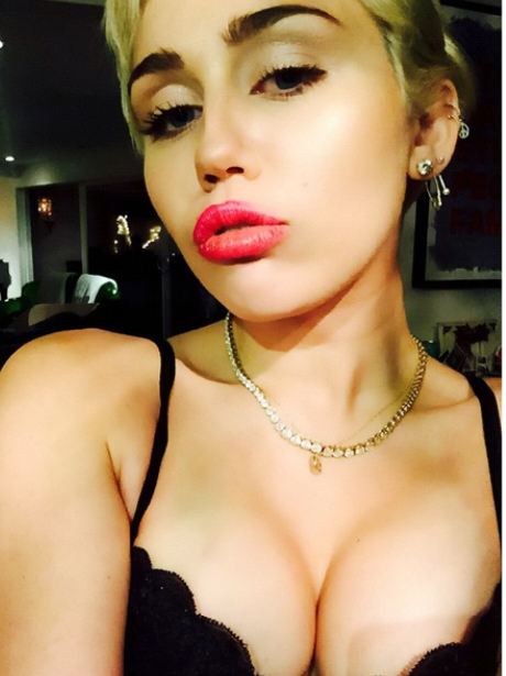 Miley Cyrus selfie 
