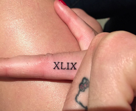 Katy Perry finger tattoo