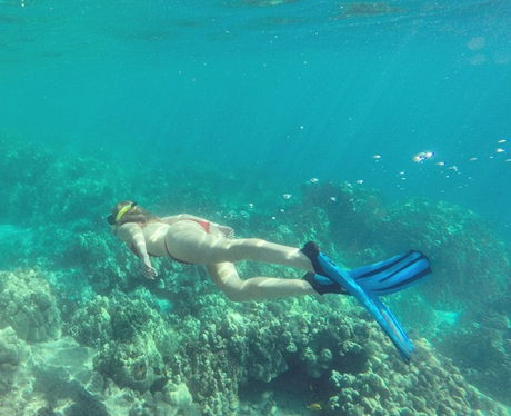 Iggy Azalea snorkeling