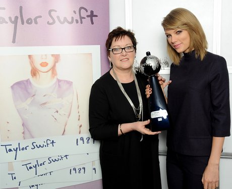 Taylor Swift presented with an award