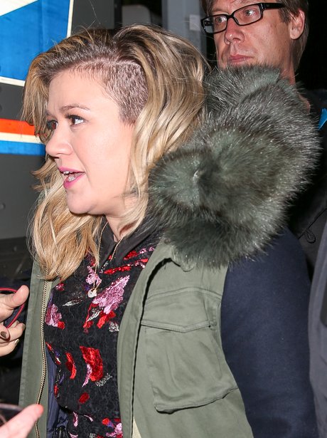 Edgy Kelly Clarkson Shocked Eveyone When She Went For An Undercut We Like Capital