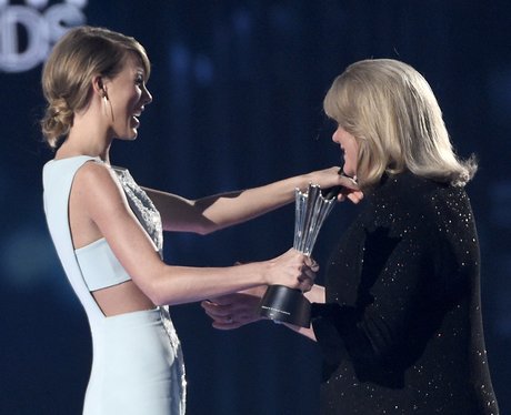 Taylor Swift and Mum Country Music Awards 2015
