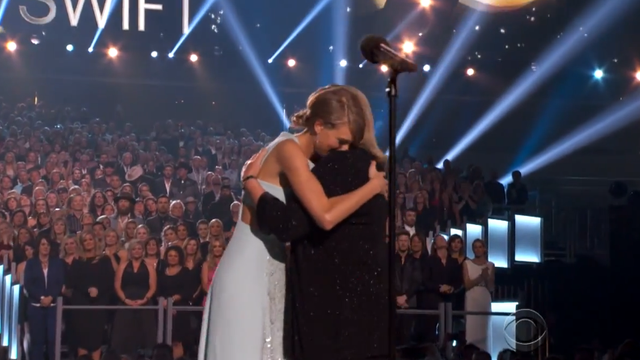 Taylor Swift and mum hug at Country Music Awards 