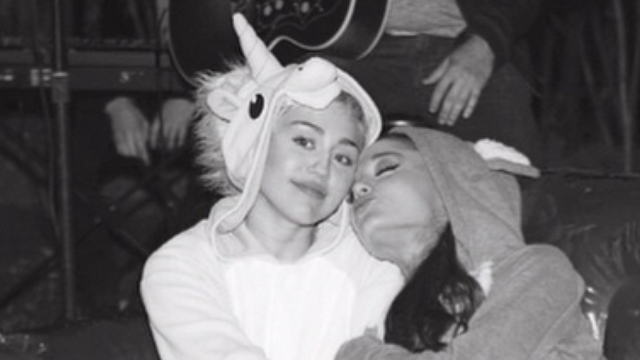 Na Ariana Grande And Miley Cyrus Get Seriously Gooey Over Their