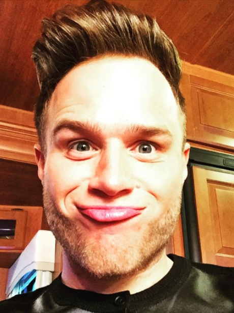 Olly Murs taking a selfie