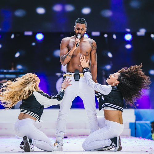 Jason Derulo topless as Summertime Ball 2015