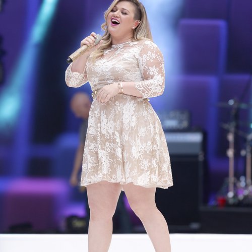 Kelly Clarkson Kicks Off Her Heels And Gives The Summertime Ball Crowd ...