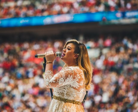 Kelly Clarkson Summertime Ball 2015